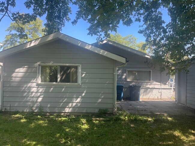 Building Photo - 1388 Balmoral Ave