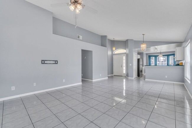 Building Photo - 4454 King Edward Dr