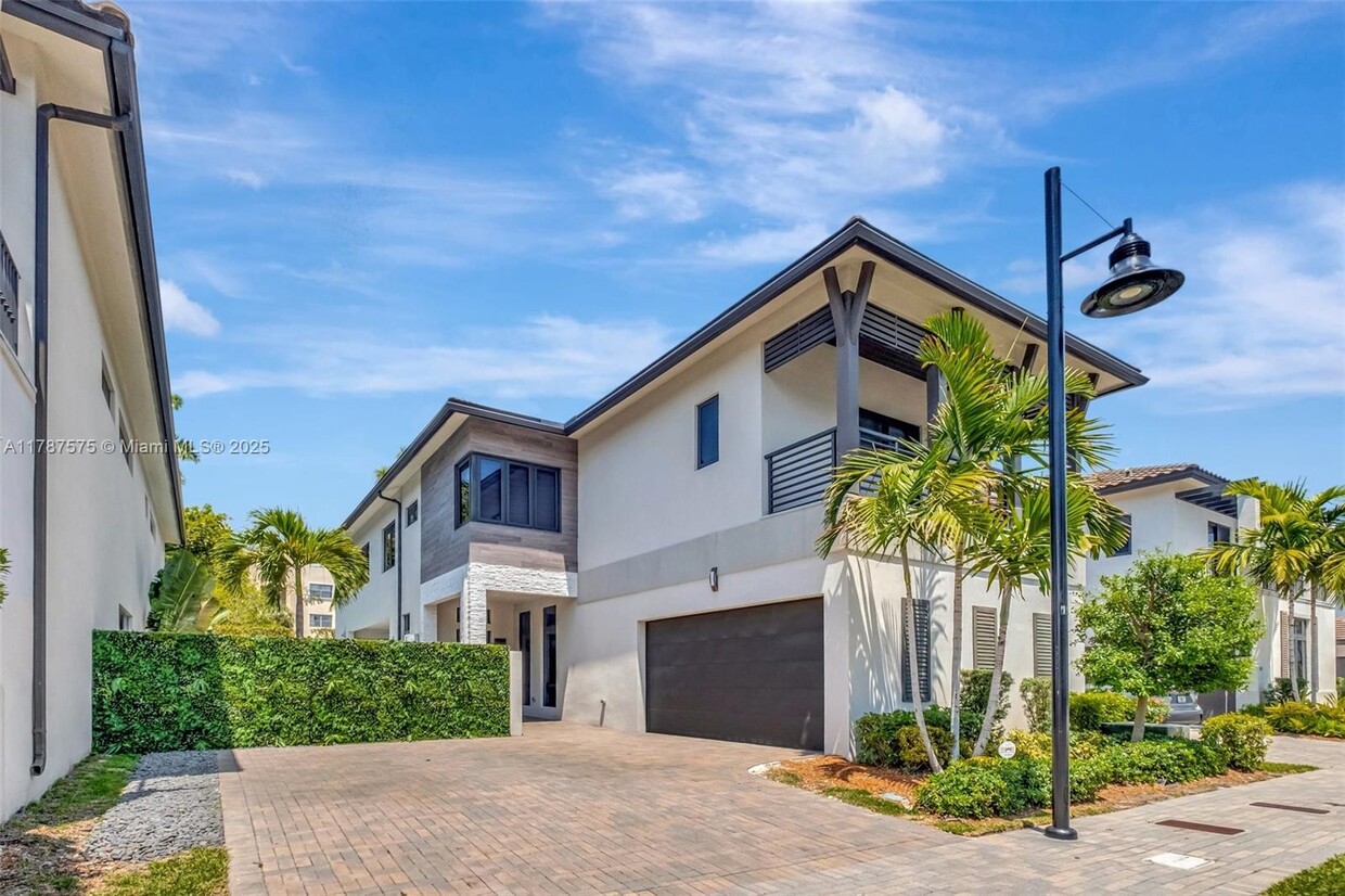 Foto principal - 8169 NW 48th Ter