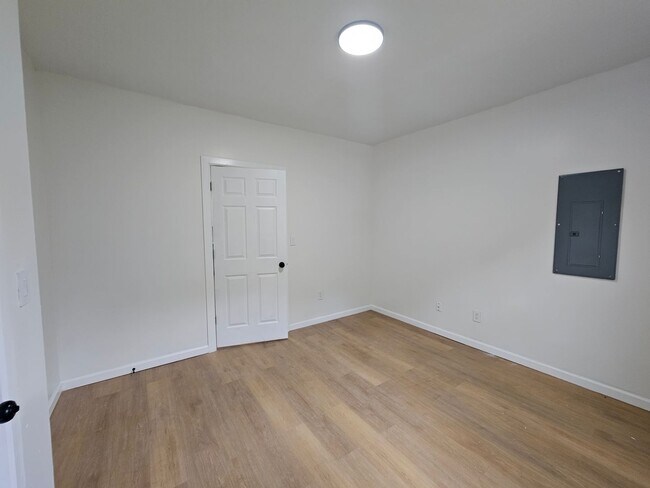 Building Photo - Fully update 1 bedroom 1 bath apartment fo...