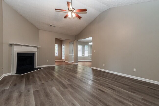 Foto del edificio - 5275 Yellow Pine Dr