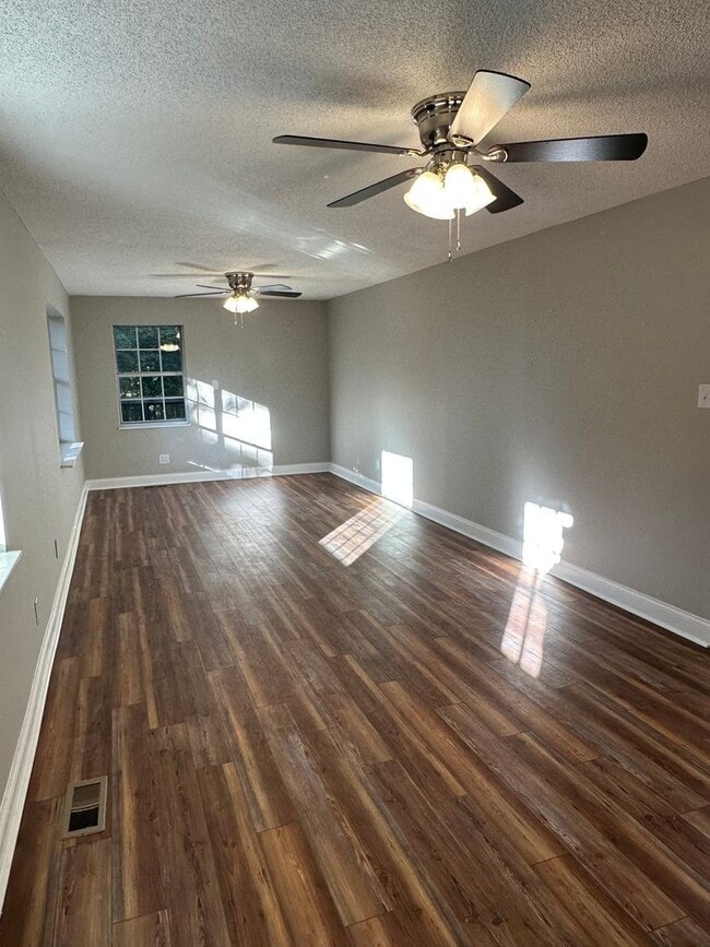 Foto del edificio - Recently Updated 4Bdrm/2bath home!