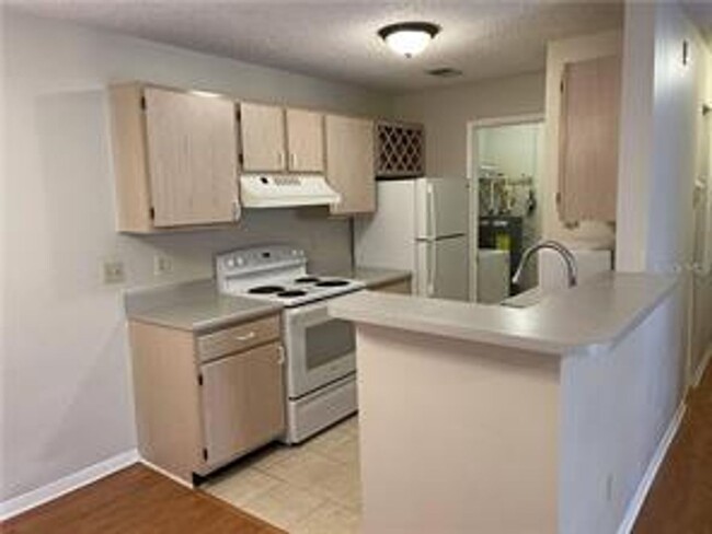 Foto del edificio - Bright and Spacious 2 BR / 2 BA Condo in C...