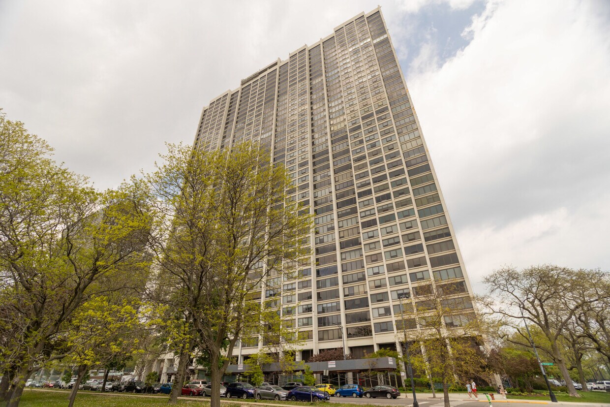 Primary Photo - 2800 N Lake Shore Dr