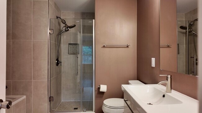 Baño principal con lavabo doble. - 4094 Fountainside Ln