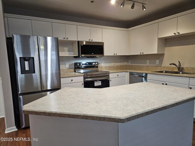 Foto del edificio - 3591 Kernan Blvd S