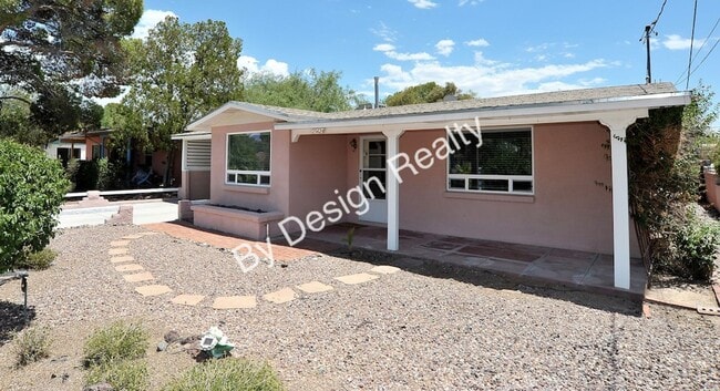 Foto del edificio - Hedrick Acreage 2 Bed 1 Bath Mid Century Bungalow with Modern Remodel