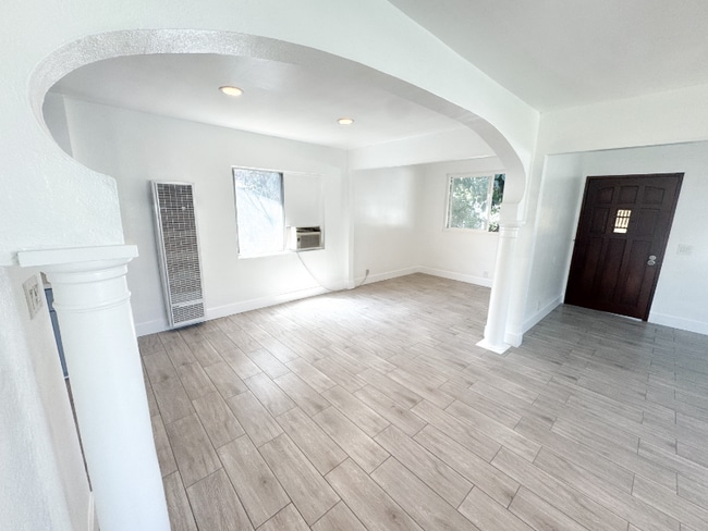 Building Photo - 714 S Oakford Dr