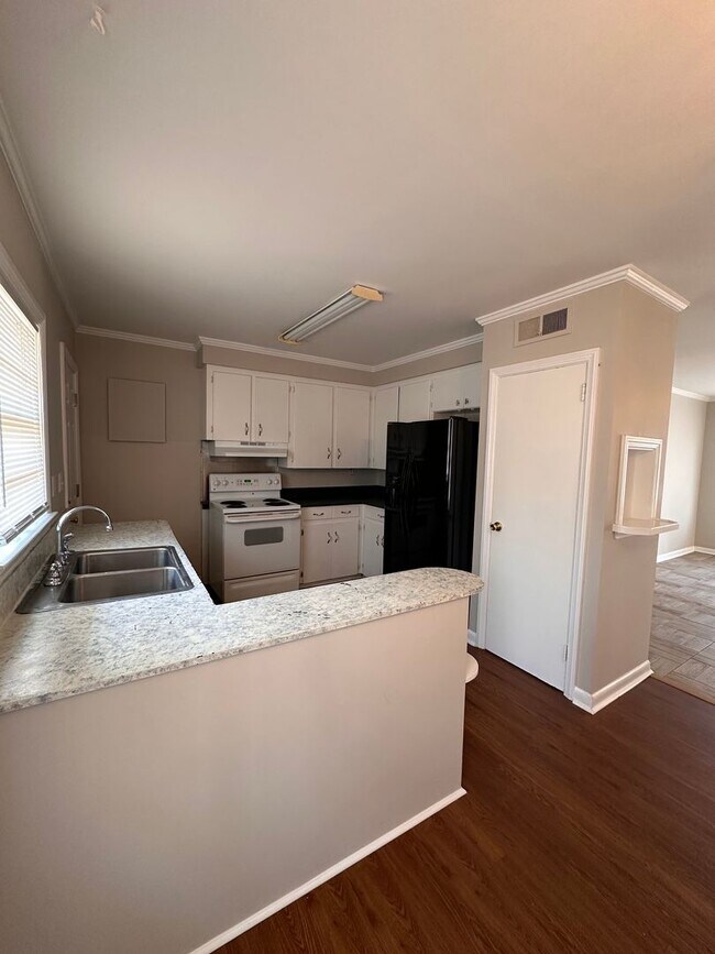 Foto del edificio - 3 Bed 1 Bath Brick House