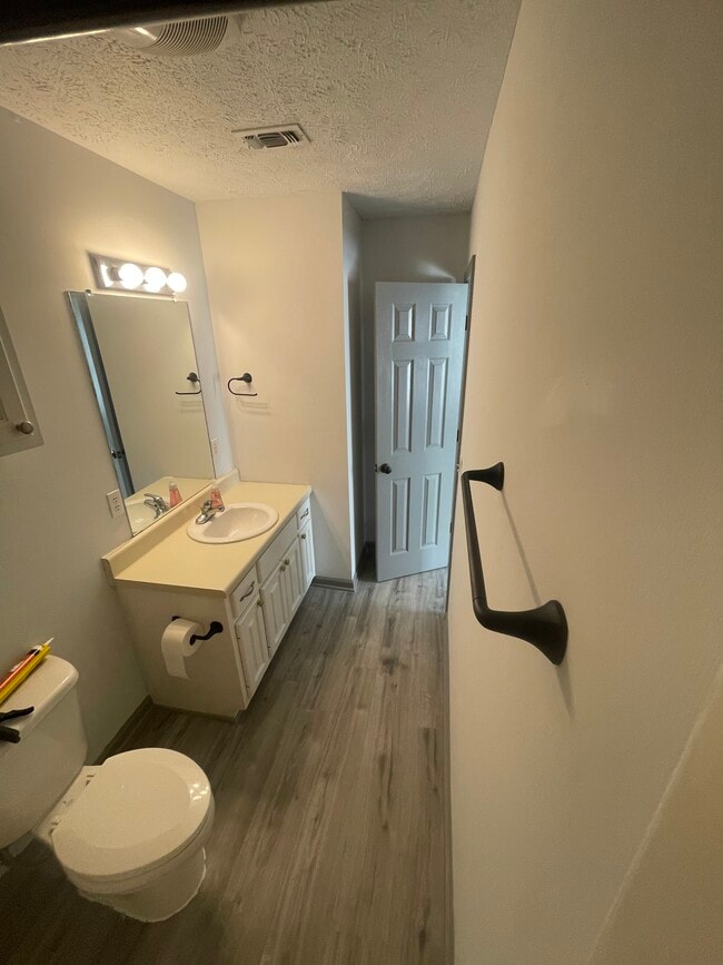 Building Photo - 105 Tomlinson Dr