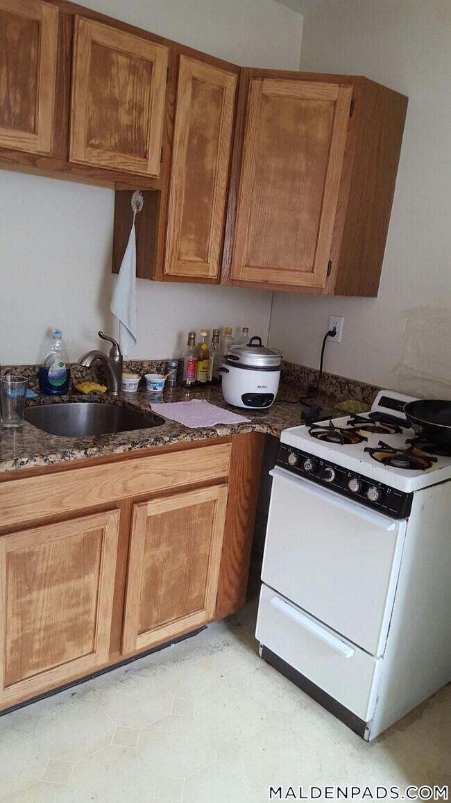 Building Photo - 349 Pleasant St