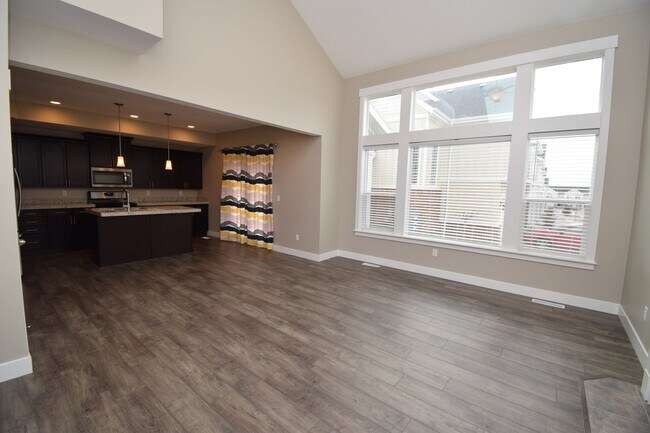Building Photo - Gorgeous 3 Bedroom Townhome in Sandy!