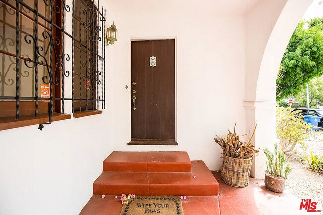 Foto del edificio - 806 N Sweetzer Ave
