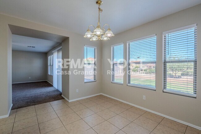 Building Photo - Spacious Living in SK Ranch!