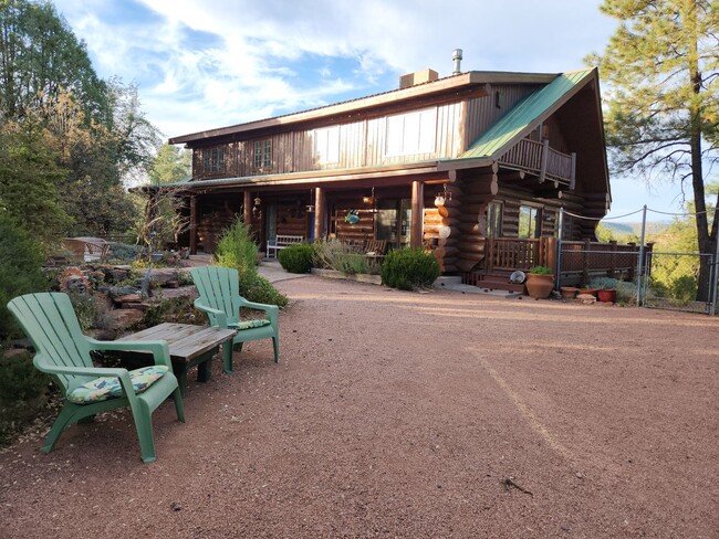 Foto del edificio - Furnished Log Cabin Retreat in the Pines