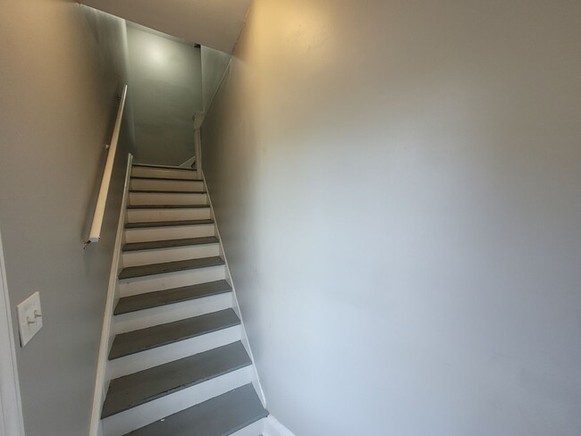 Foto del edificio - Nicely Updated 2 Bedroom Duplex, Portsmout...