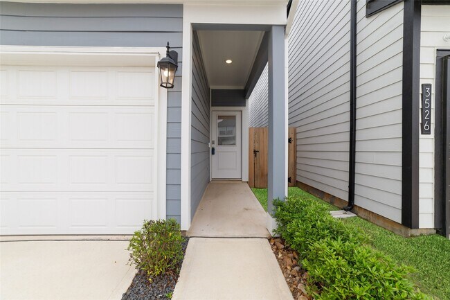 Foto del edificio - 3530 Blue Mockingbird St