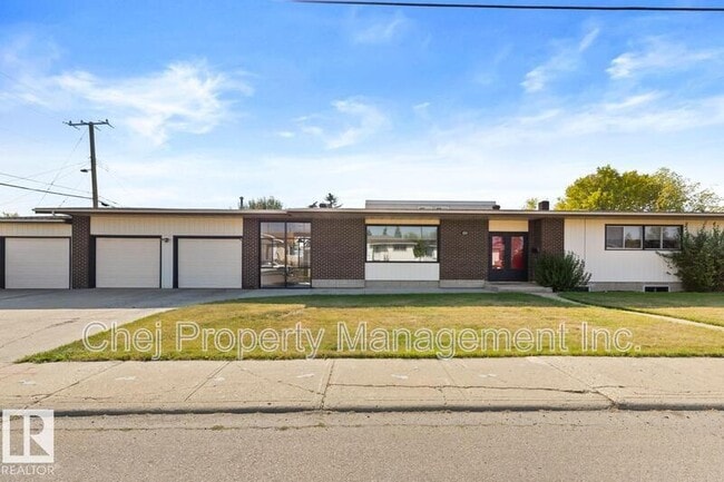 Photo du bâtiment - 8007-8128 128 Ave NW