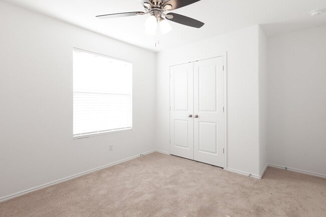 Building Photo - 3 Bedroom Plus Study and 3 car garage!