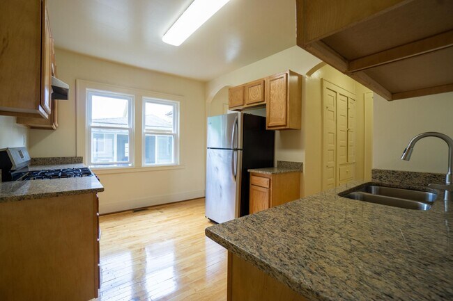Building Photo - 407 Roosevelt Ave