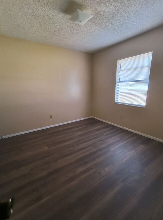 Foto del edificio - Spacious 3-Bedroom 2 Bathroom Apartment for Rent!