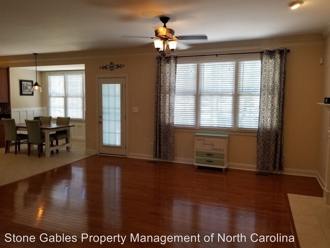 Building Photo - 2904 Hollow Springs Ct