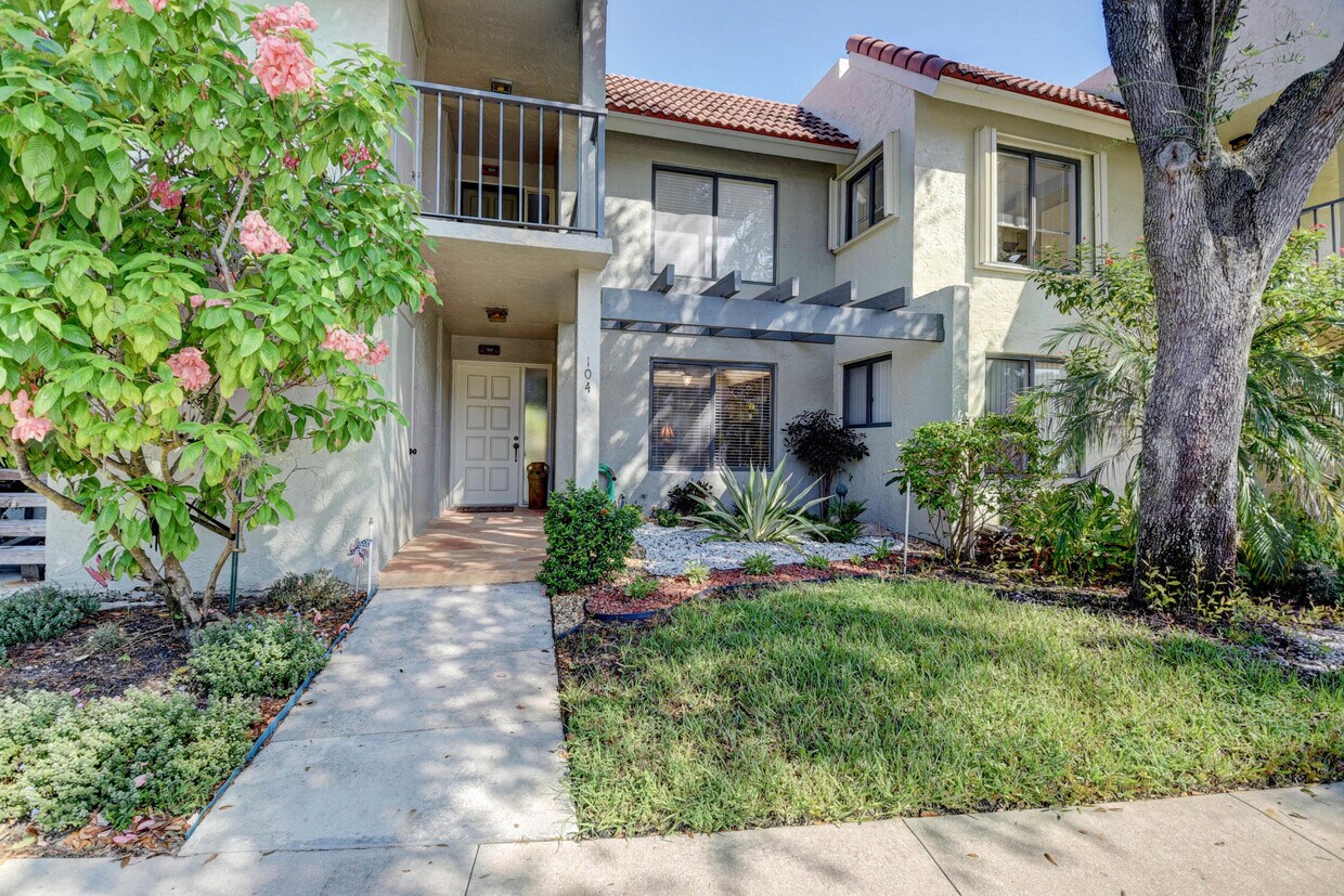 Foto principal - 5673 Fairway Park Dr
