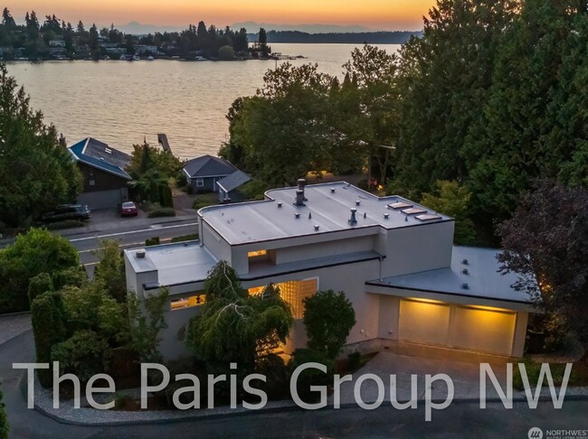 Foto del edificio - Stunning 3 Story Kirkland Water View Home ...
