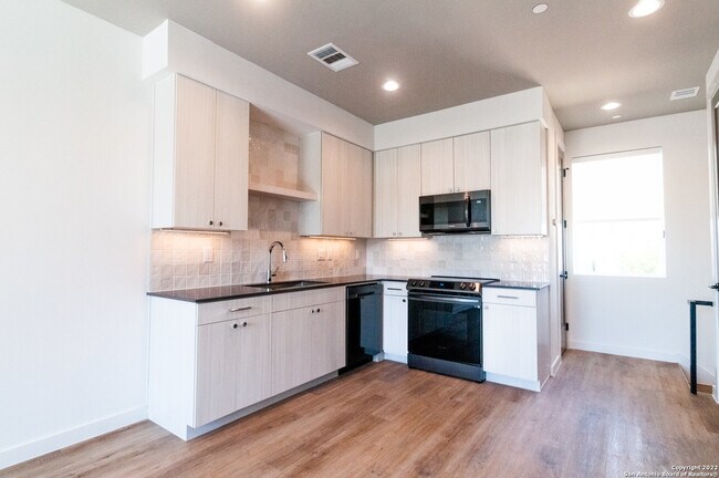 Foto del edificio - 1208 N Academy Ave