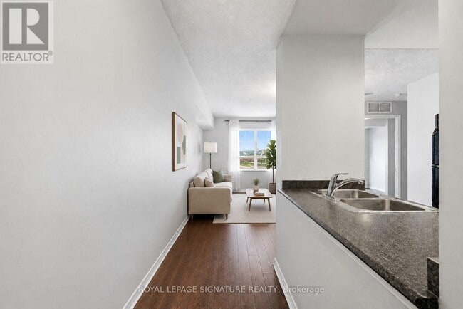 Building Photo - 60 Heintzman St
