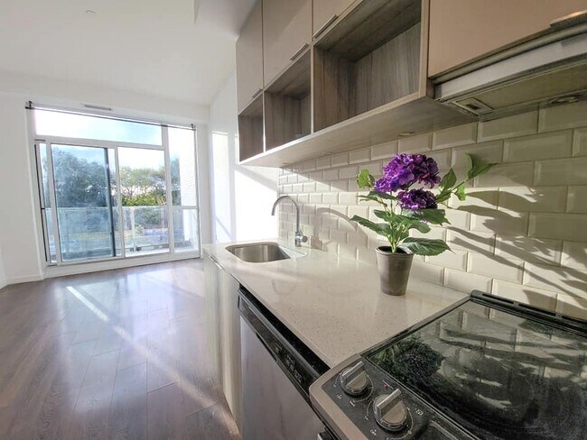 Building Photo - 52 Forest Manor Rd