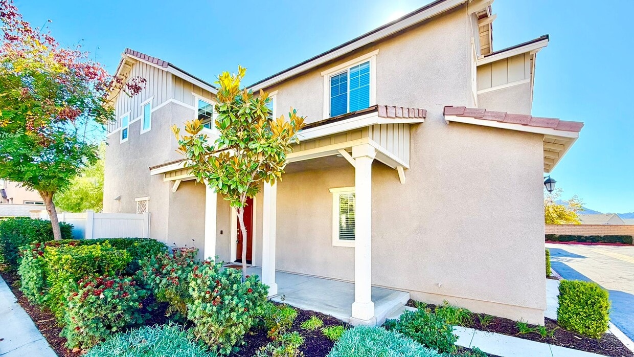 Foto principal - Lovely Two-Story Home on Corner Lot within...