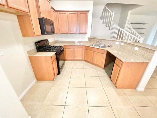 Foto del edificio - COMING SOON 3 BEDROOM 2.5 BATHS 2 CAR GARGAE TOWNHOUSE WITH A PRIVATE COURTYARD