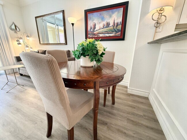 Foto del edificio - Meridian - Luxury STUDIO Condo w/ laminate Flooring. Pool View in Resort Style Community.