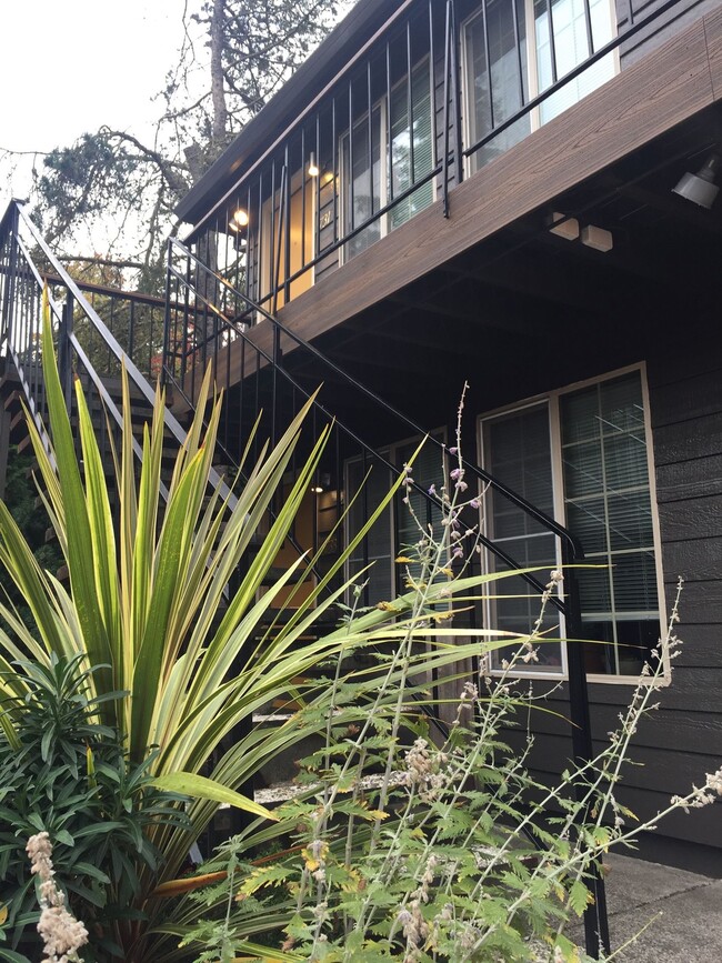 Building Photo - Hardwoods, granite countertops, parking, c...