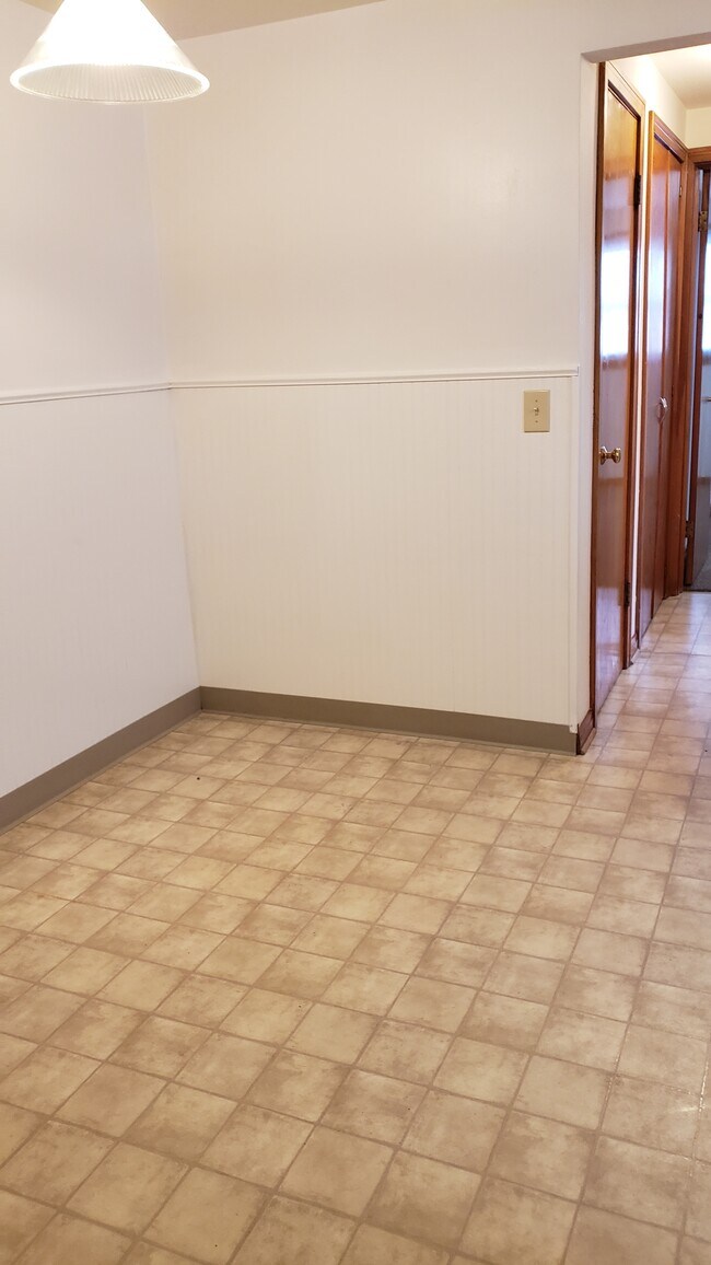 Building Photo - 166 Longmeadow Rd