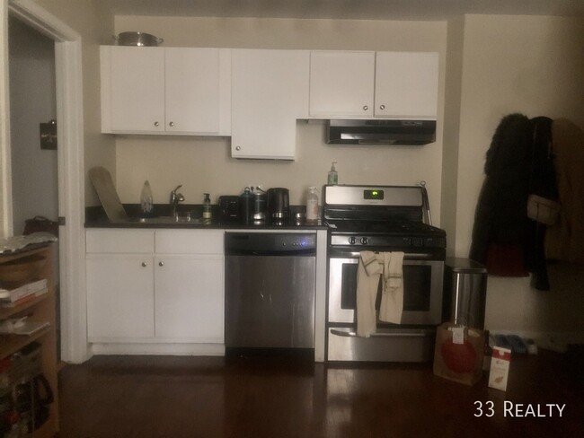 Building Photo - Prime Lakeview location 1bd/1bth, Parking ...