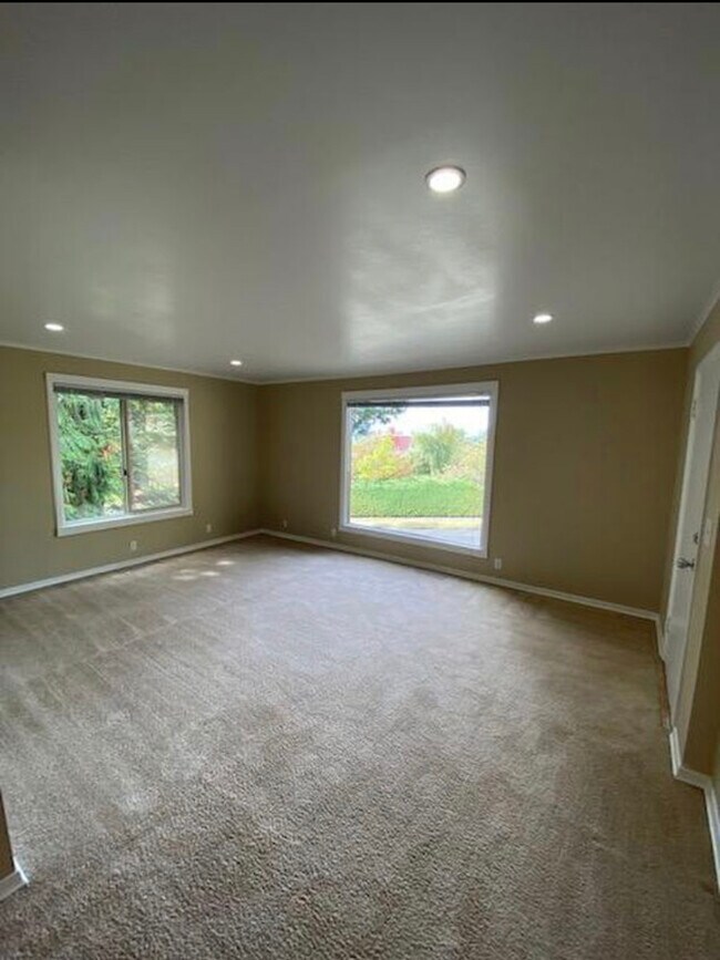 Large living room with a view and lots of natural light - 1203 15th St