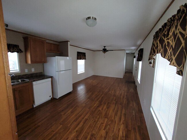 Building Photo - 425 Elmwood Cir