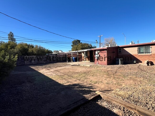 Building Photo - 3 Bedroom with Carport and Private Yard