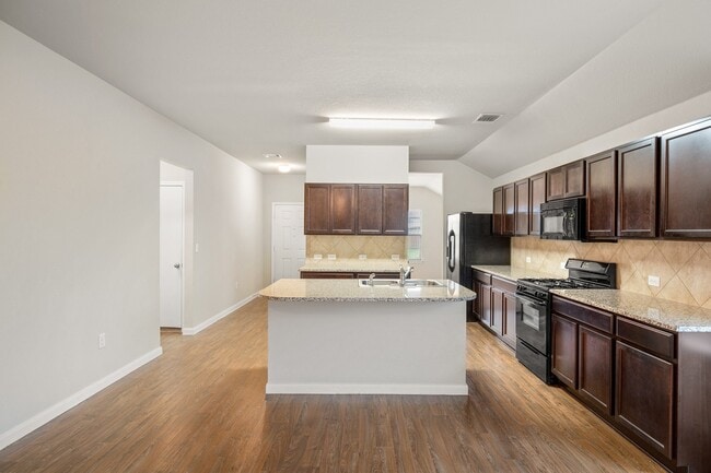 Building Photo - Comfortable 3BR / 2BA Home with Island Kitchen & Private Backyard