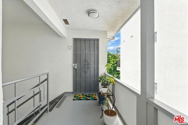 Foto del edificio - 1929 Tamarind Ave