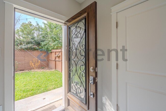 Foto del edificio - 850 W 20th St