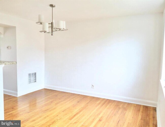 Building Photo - 2507 N Rosedale St
