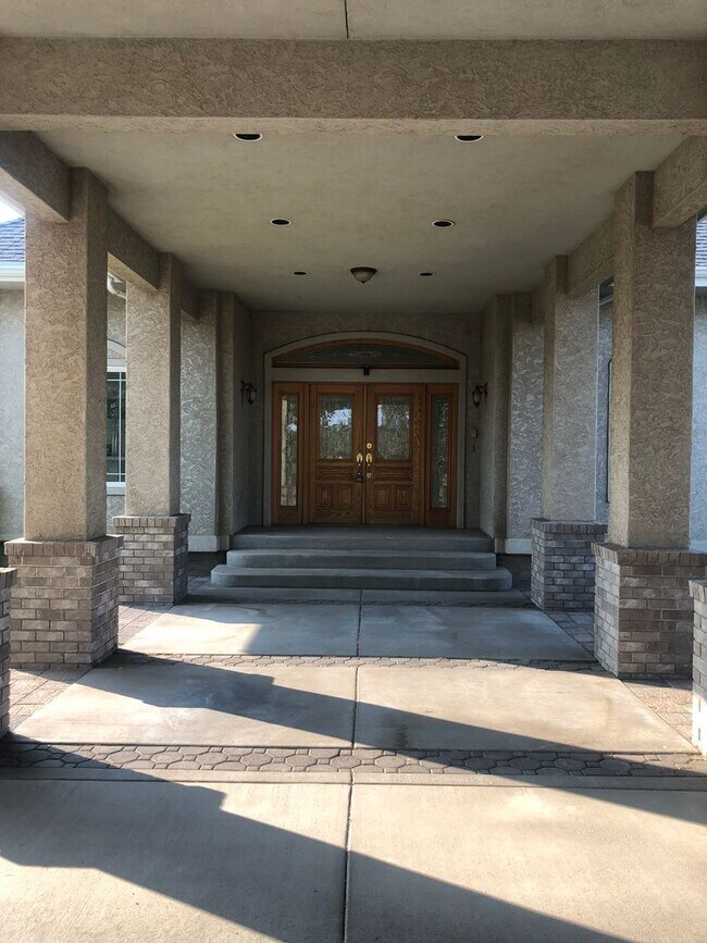 Building Photo - Spacious Redmond Estate on 14 Acres – 4,300+ Sq Ft, Pastures, 4-Car Garage