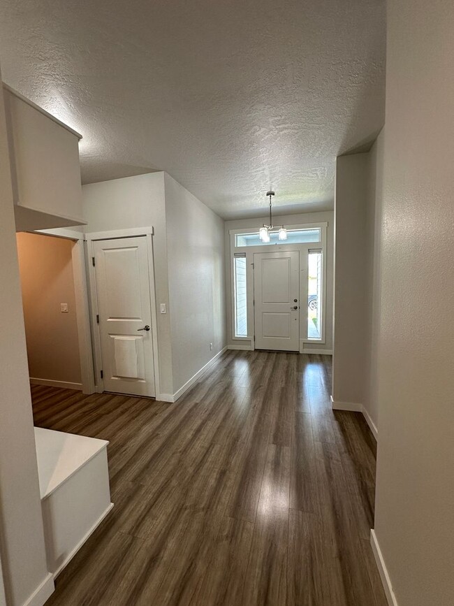 Building Photo - 3 bedroom, 2.5 bath with bonus room in Wes...