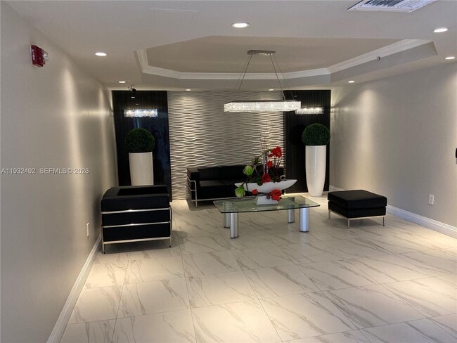 Foto del edificio - 17050 N Bay Rd