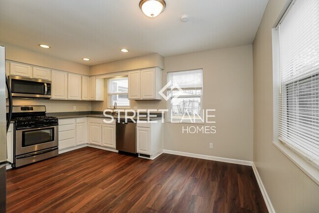 Building Photo - REDUCED! - $500 off first month’s rent if ...