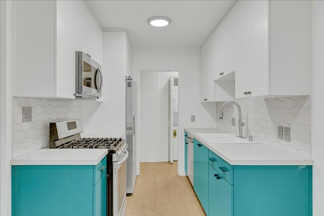 Building Photo - 1347 N Las Palmas Ave