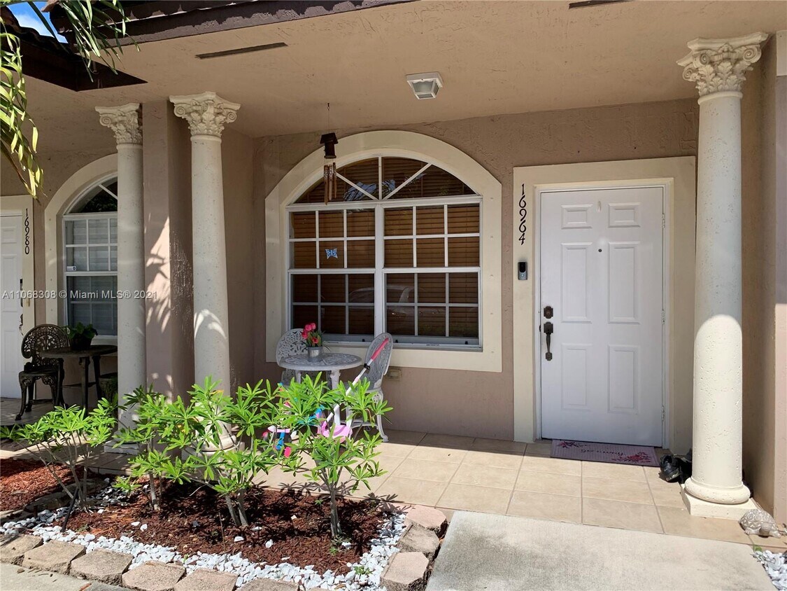 16964 SW 137th Passage, Miami, FL 33177 Townhome Rentals in Miami FL